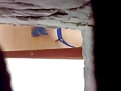 Υπέροχο κορίτσι από τη Βραζιλία. αλλάζει ρούχα.